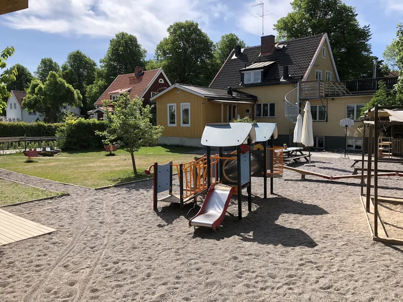 Förskolan, gård med klätterställning