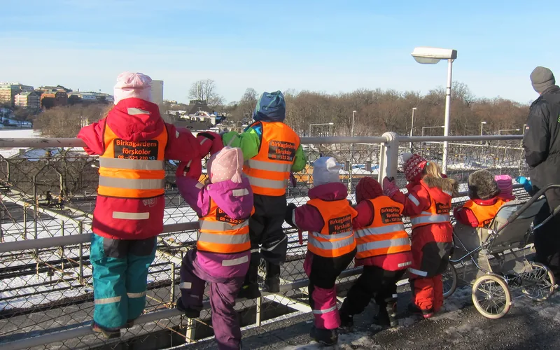 barn tittar på tågspår