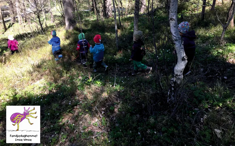 Barn i skogen