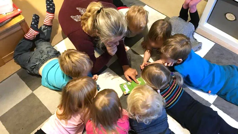 Grafik på förskola, barn och lekplats.