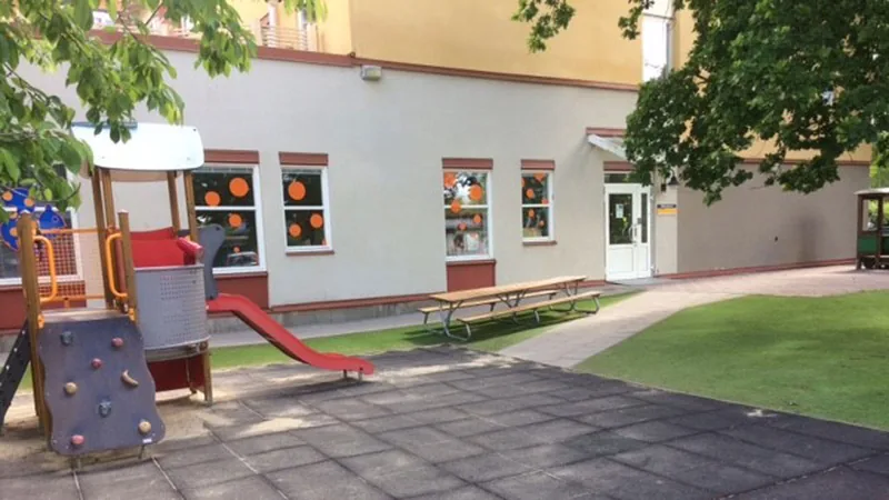 Förskolan 44:an i bottenvåningen på flerfamiljshus. I framkant av bilden ses förskolegården.