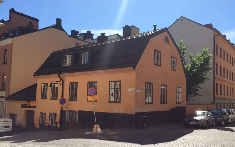 Fasadbild på äldre gult hus.