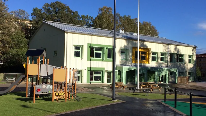 Dungens förskola med gården framför.