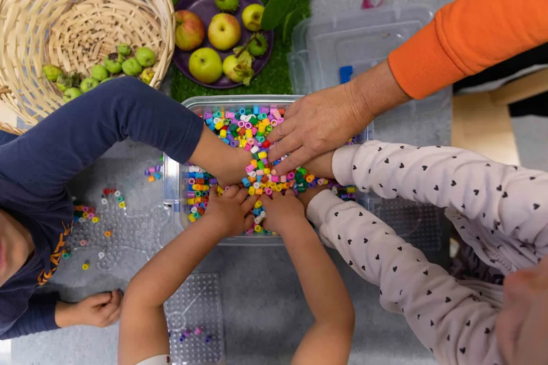 Barn leker med träklossar på förskolan