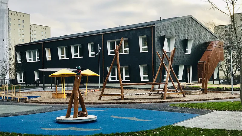 Förskolan Glavsfjorden med dess gård i förgrunden.