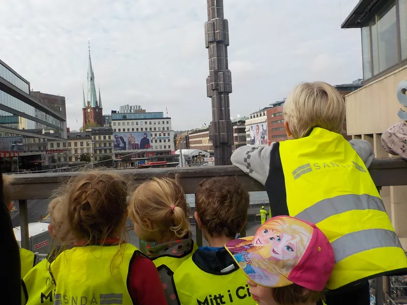 Barn som tittar ut över sergelstorg