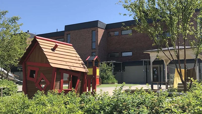 Förskolan Kosmos med förskolegården i förgrunden.