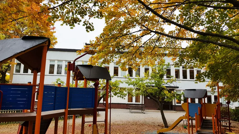 Förskolan Önskeringen med klätterställningar framför fastigheten.