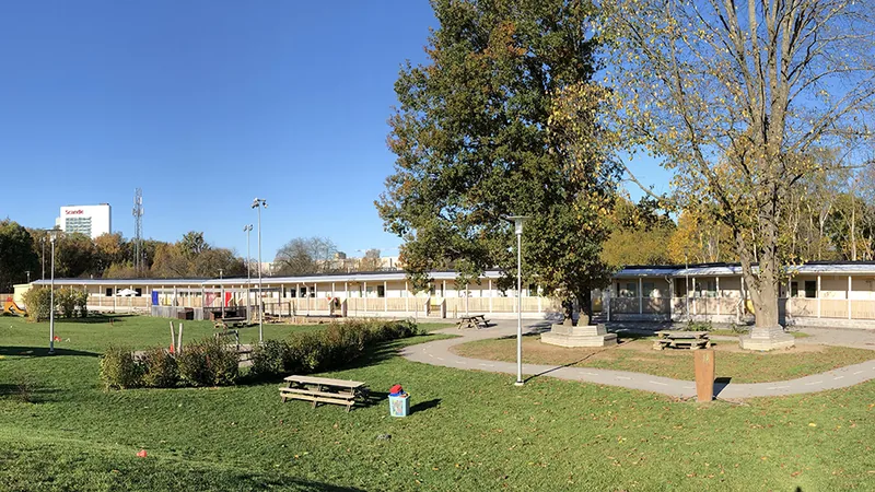 Förskolan Åkerös stora gård i solsken.