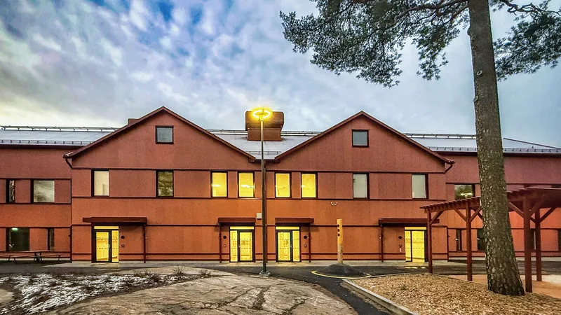 Brunrött hus med stor gård, foto.