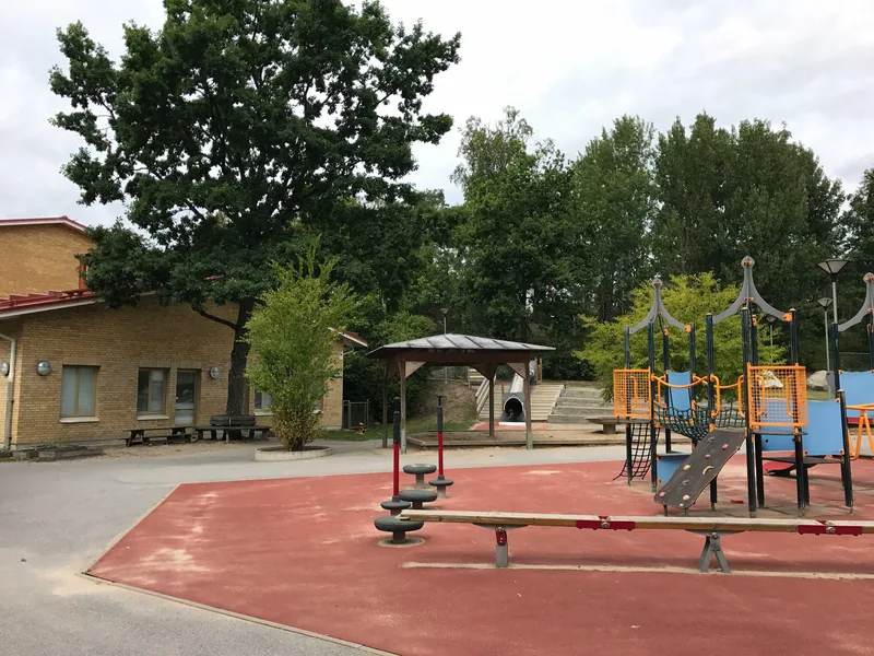 Bild på utomhusmijön som är uppbyggd för att stimulera till lek med bland annat bildstöd.
