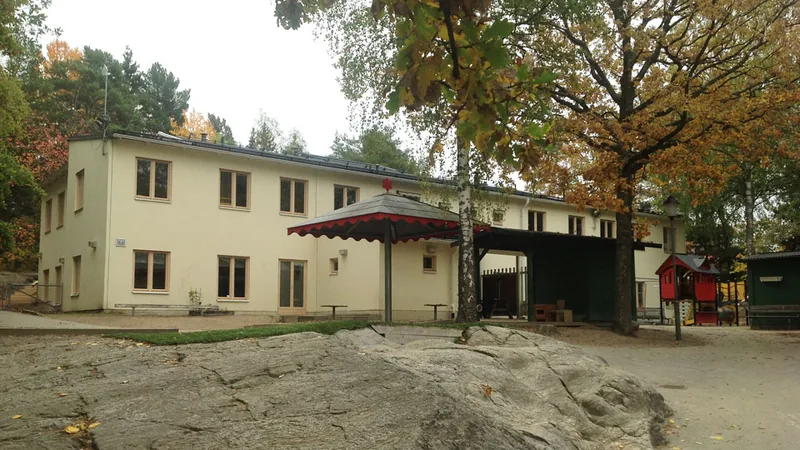 Förskolan Skogsbacken med förskolans naturgård framför.