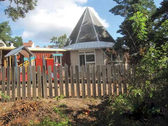 Byggnad bakom staket