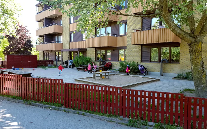 Barn leker på förskolans gård.