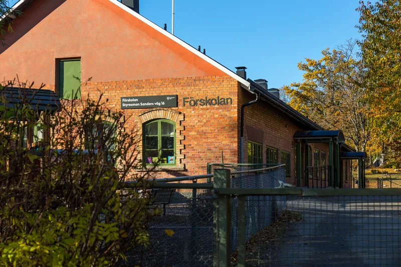 Byggnad med träd utanför