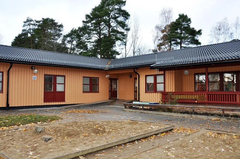Förskolan Vårbrodden ligger i ett enplanshus i trä, med stora lekytor framför och två stora sandlådor framför.