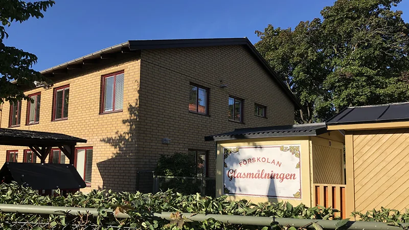 Fotografi, förskolan Glasmålningen, gult tegelhus.