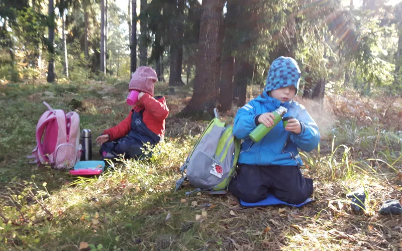 Barn i skogen.