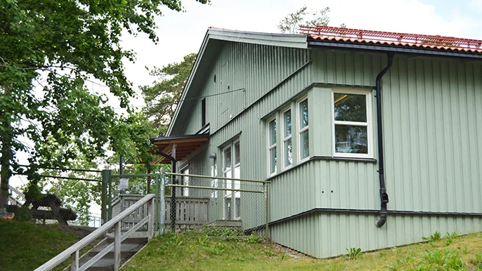 Bild på förskolan Lagunen, ett ljusgrönt enplanshus