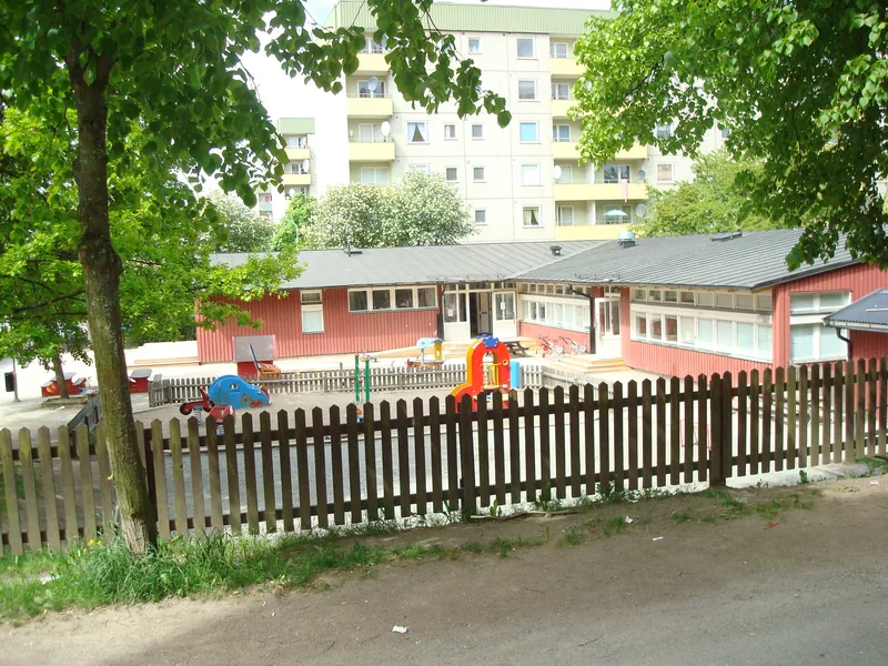 Tecknad bild på en förskola i lila nyanser