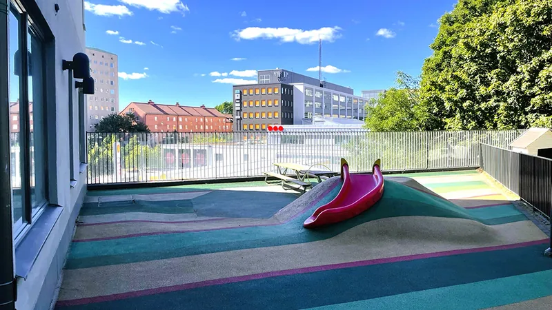 Foto på uteplats som hör till förskolan.