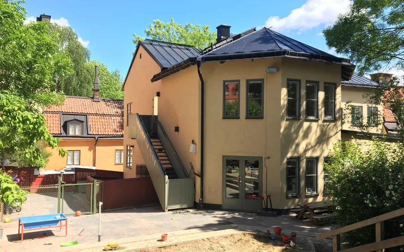 Sandlåda och lekredskap på Plommonlundens gård.