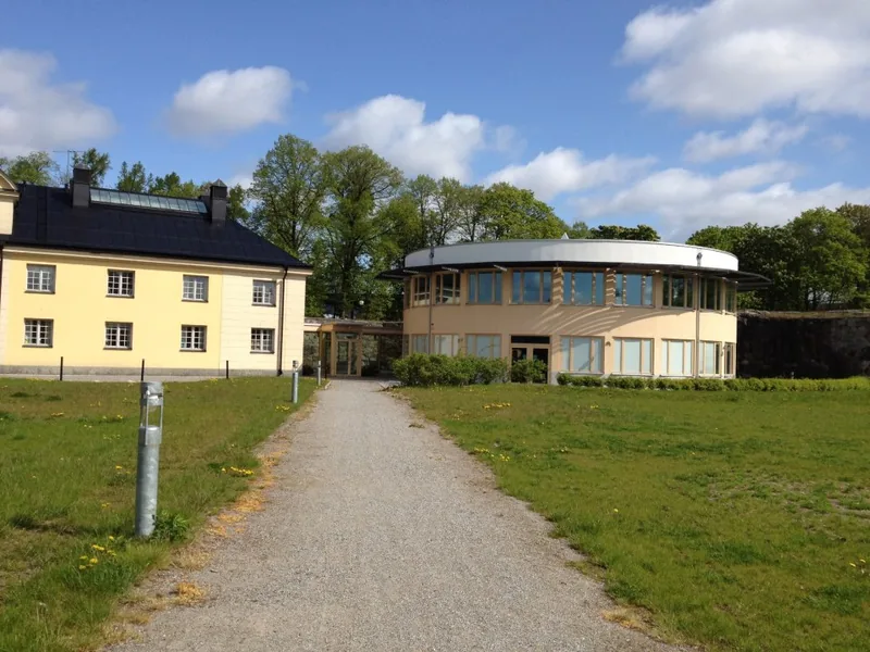 Hus, gräs, träd, himmel