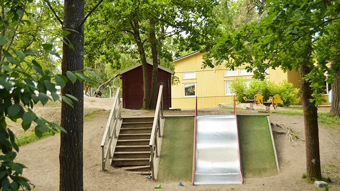 Bild på en rutschkana framför förskolan Sagobacken