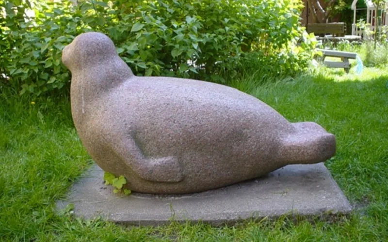 Stenskulptur av säl.