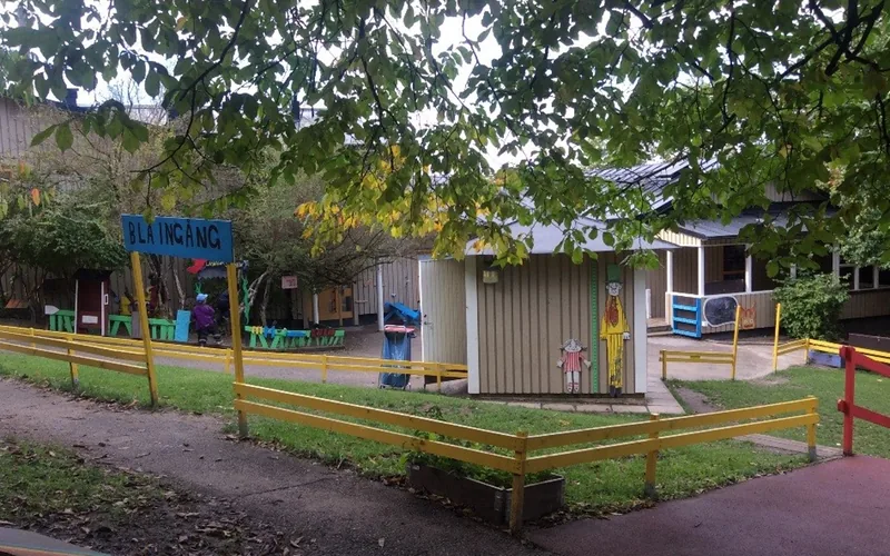 Den grönskande förskolegården.