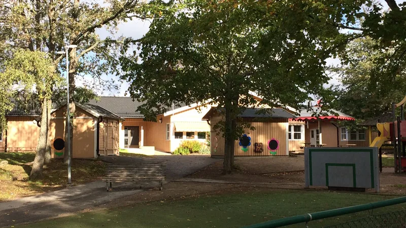 Förskolan Tågets gula fasad med gård framför.