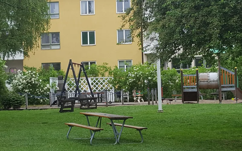 Gård med lekplats.