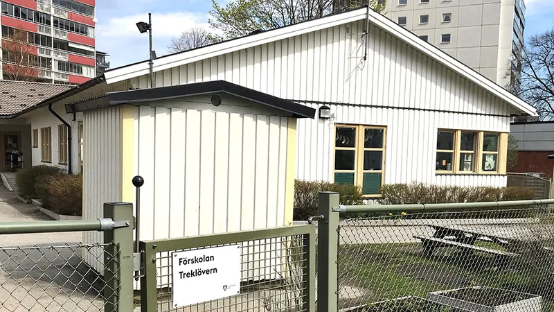 Förskolan Treklöverns entré och del av gård.