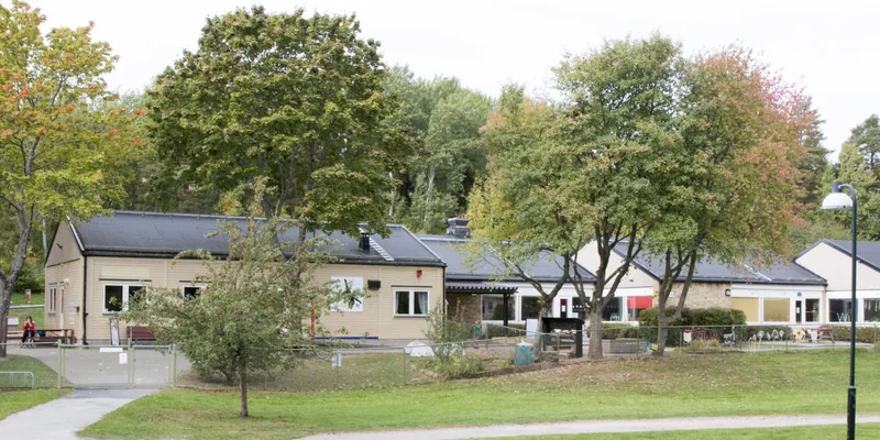 Illustration - barn påväg till förskola