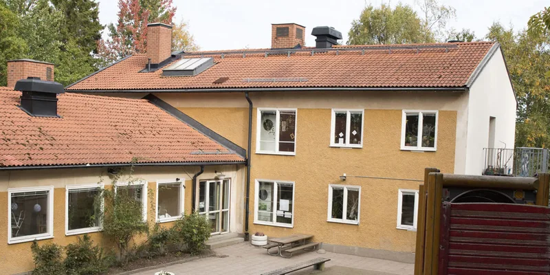 Illustration - barn påväg till förskola