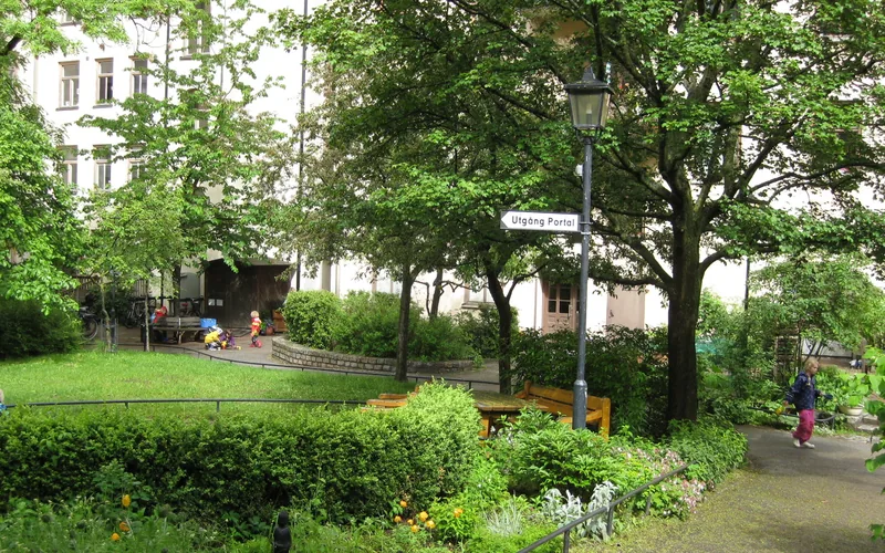 Piskangården i full grönska, en av förskolans två gårdar.